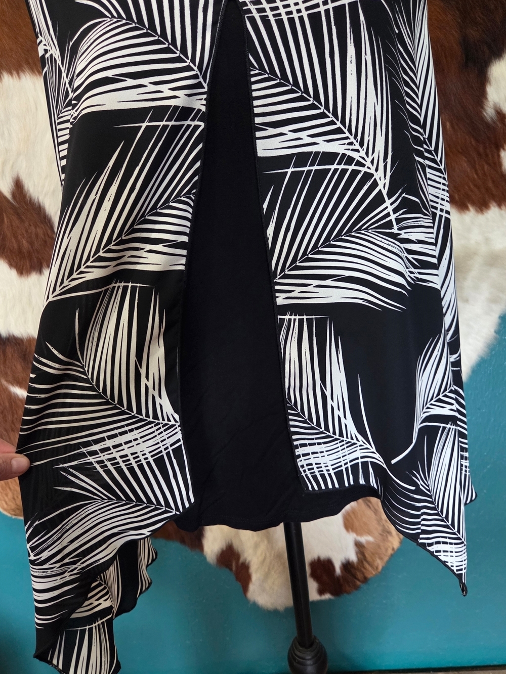 Karen Kane Black and White Palm-Print Sleeveless Tank - Picture 2 of 6
